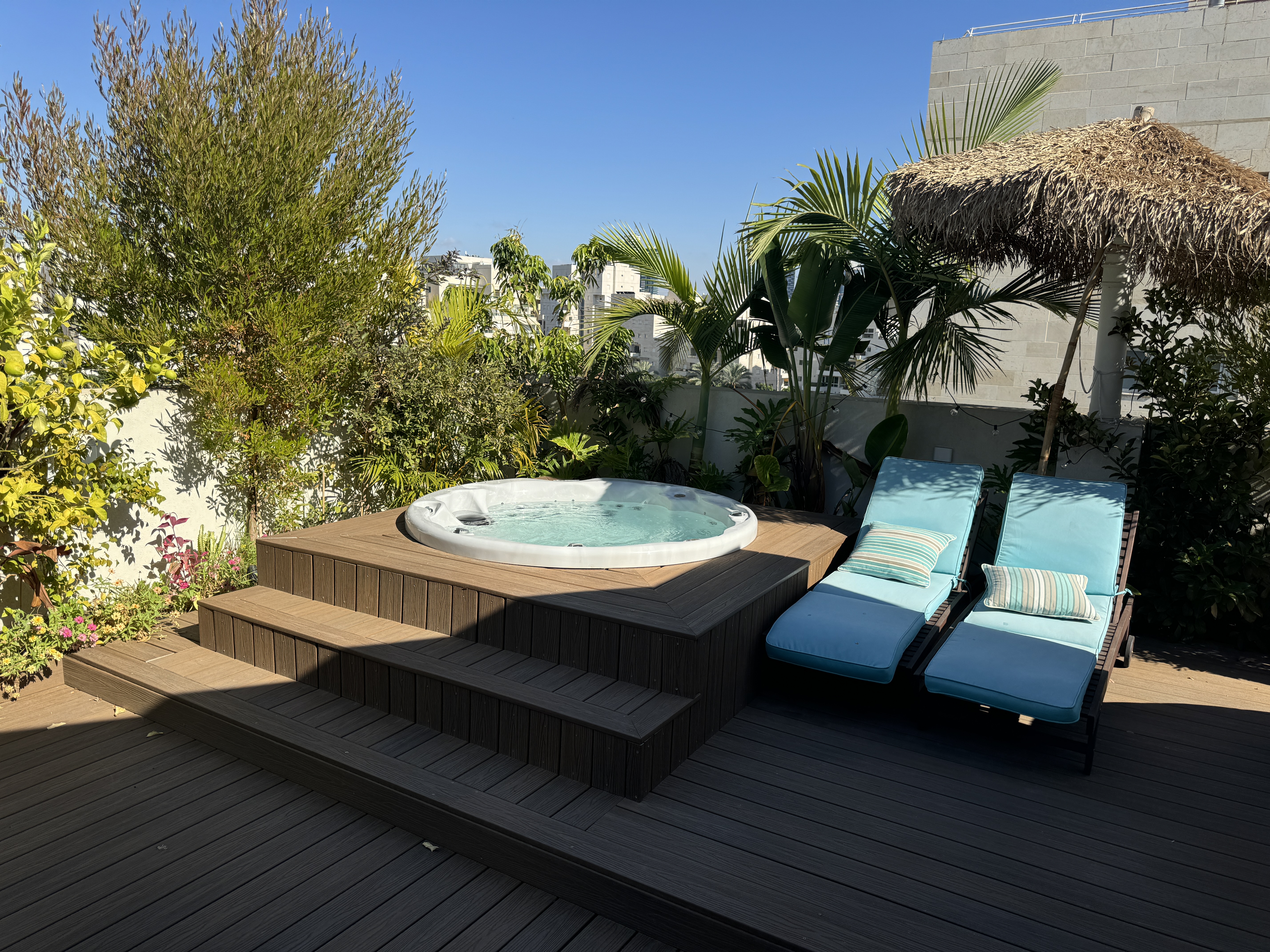 ג'קוזי מקצועי על דק עץ